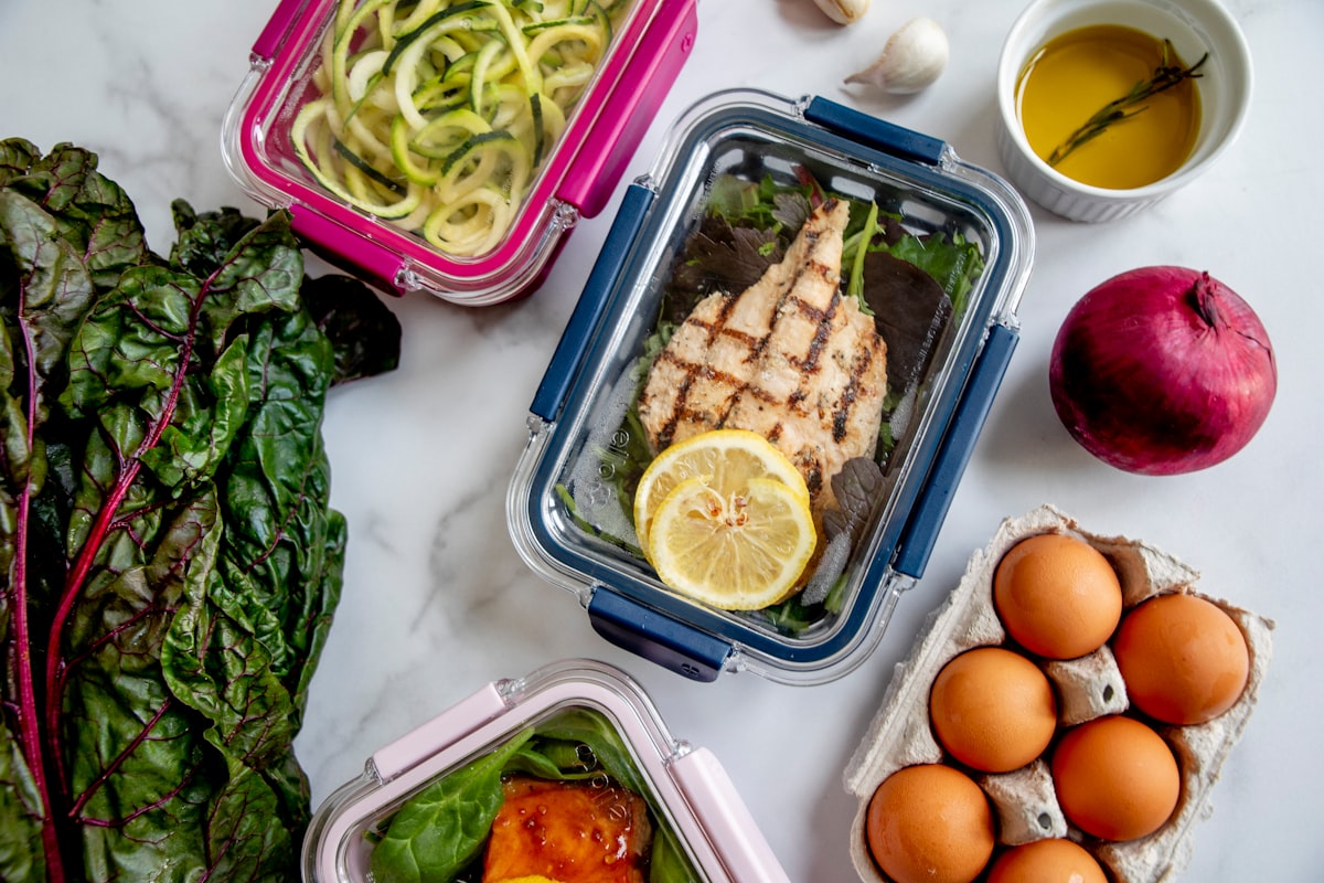 Alimentos saludables organizados en la mesa